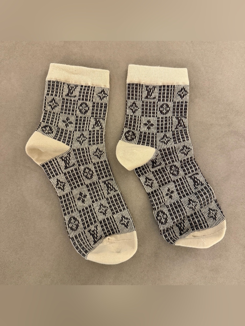 Designer Logo Pattern Knit Socks - Noir / Blanc Cassé